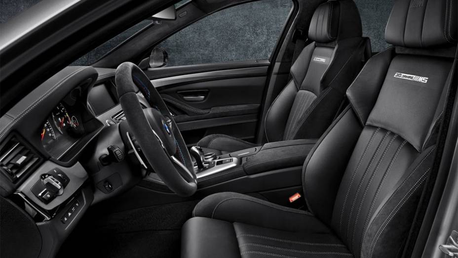 Modelo conta com motor 4.4 V8 biturbo de 600 cavalos de pot&ecirc;ncia e 71,38 mkgf de torque | <a href="https://beta-develop.quatrorodas.abril.com.br/noticias/fabricantes/bmw-revela-30-jahre-m5-edicao-especial-781848.shtml" rel="migration">Leia mais</a>