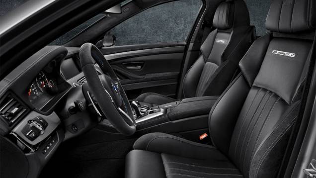 Modelo conta com motor 4.4 V8 biturbo de 600 cavalos de potência e 71,38 mkgf de torque | <a href="https://beta-develop.quatrorodas.abril.com.br/noticias/fabricantes/bmw-revela-30-jahre-m5-edicao-especial-781848.shtml" rel="migration">Leia mais</a> Modelo conta com motor 4.4 V8 biturbo de 600 cavalos de potência e 71,38 mkgf de torque | <a href="https://beta-develop.quatrorodas.abril.com.br/noticias/fabricantes/bmw-revela-30-jahre-m5-edicao-especial-781848.shtml" rel="migration">Leia mais</a>