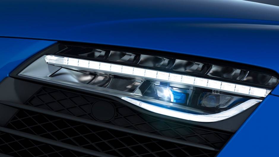 De acordo com a montadora, o coup&eacute; ser&aacute; o primeiro modelo produzido em s&eacute;rie dotado da tecnologia de far&oacute;is de laser | <a href="https://beta-develop.quatrorodas.abril.com.br/noticias/fabricantes/audi-apresenta-r8-lmx-782203.shtml" rel="migration">Leia mais</a>