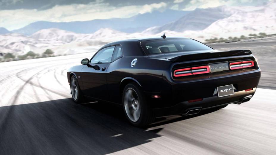 Quando o assunto é a motorização, as versões apresentam sensíveis diferenças. 485 cv para a SRT, 600 cv para a Hellcat | <a href="https://beta-develop.quatrorodas.abril.com.br/noticias/fabricantes/dodge-revela-challenger-srt-srt-hellcat-783358.shtml" rel="migration">Leia mais</a> Quando o assunto é a motorização, as versões apresentam sensíveis diferenças. 485 cv para a SRT, 600 cv para a Hellcat | <a href="https://beta-develop.quatrorodas.abril.com.br/noticias/fabricantes/dodge-revela-challenger-srt-srt-hellcat-783358.shtml" rel="migration">Leia mais</a>