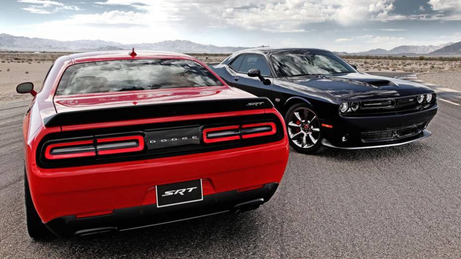 A Dodge apresentou nesta terça-feira (20) as versões de performance SRT e SRT Hellcat para o muscle car Challenger | <a href="https://beta-develop.quatrorodas.abril.com.br/noticias/fabricantes/dodge-revela-challenger-srt-srt-hellcat-783358.shtml" rel="migration">Leia mais</a>