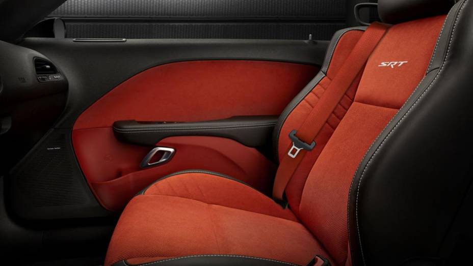 ... e os bancos são térmicos | <a href="https://beta-develop.quatrorodas.abril.com.br/noticias/fabricantes/dodge-revela-challenger-srt-srt-hellcat-783358.shtml" rel="migration">Leia mais</a> ... e os bancos são térmicos | <a href="https://beta-develop.quatrorodas.abril.com.br/noticias/fabricantes/dodge-revela-challenger-srt-srt-hellcat-783358.shtml" rel="migration">Leia mais</a>
