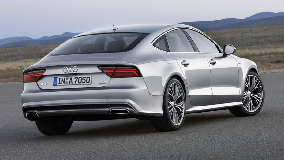 Outras altera&ccedil;&otilde;es s&atilde;o a atualiza&ccedil;&atilde;o da grade frontal, discreta reestiliza&ccedil;&atilde;o dos para-choques e das ponteiras de escapamento | <a href="https://beta-develop.quatrorodas.abril.com.br/noticias/fabricantes/audi-apresenta-novos-a7-s7-783598.shtml" rel="migration">Leia mais</a>