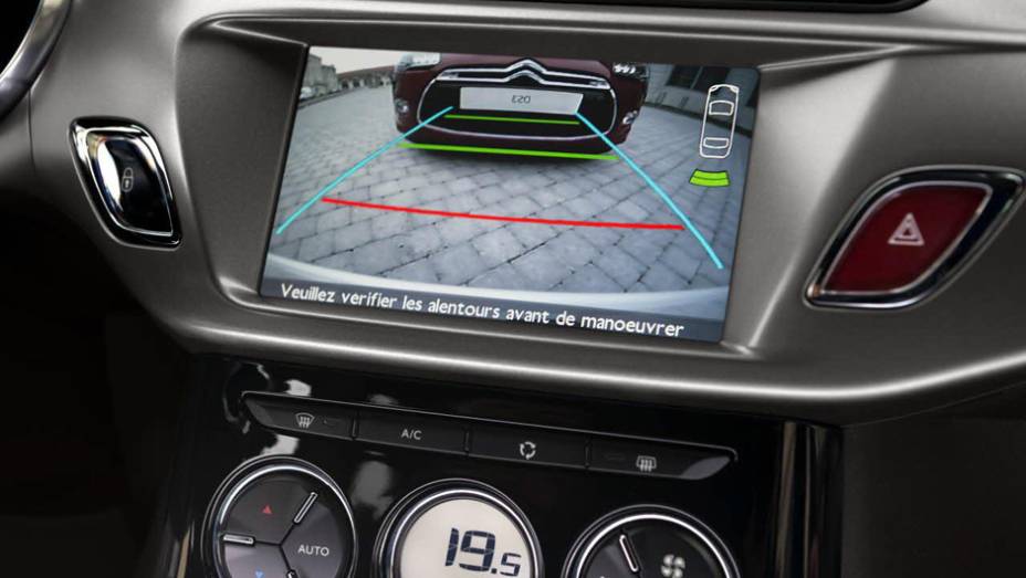 Por fim, DS3 e DS3 Cabrio poder&atilde;o contar agora com c&acirc;mera de r&eacute; compat&iacute;vel com o sistema multim&iacute;dia eMyWay | <a href="https://beta-develop.quatrorodas.abril.com.br/noticias/fabricantes/citroen-revela-facelift-ds3-ds3-cabrio-783578.shtml" rel="migration">Leia mais</a>
