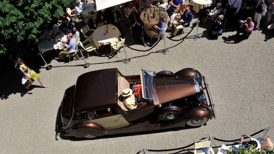 Rolls-Royce Wraith - Concorso dEleganza Villa dEste 2014 | <a href="https://beta-develop.quatrorodas.abril.com.br/noticias/classicos//concorso-d-eleganza-villa-d-este-2014-premia-maserati-450-s-1956-como-best-of-show-784018.shtml" rel="migration">Leia mais</a>