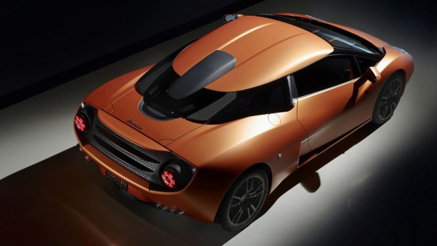 Conforme sugeriram alguns sites internacionais, sua apar&ecirc;ncia final guarda semelhan&ccedil;as com outro modelo j&aacute; customizado pela Zagato: o Spyker C12 | <a href="https://beta-develop.quatrorodas.abril.com.br/noticias/fabricantes/zagato-cria-lamborghini-5-95-783967.shtml" rel="migration">Lei</a>