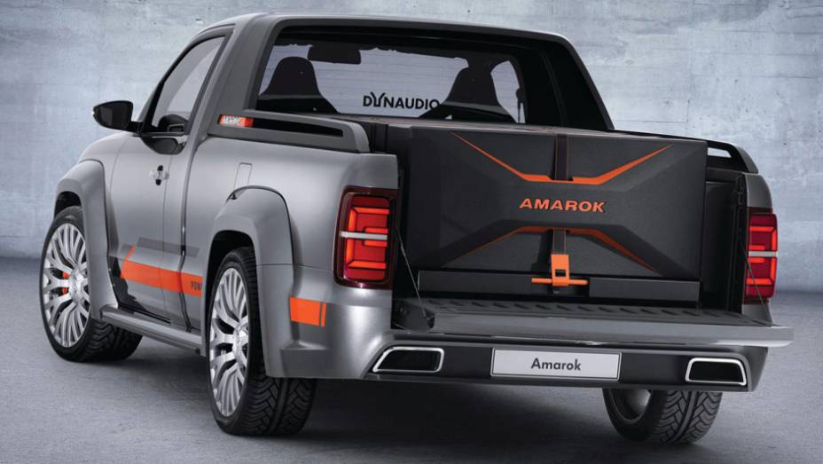 Os faróis são de LED e, na traseira, podem ser vistas as duas ponteiras de escapamento | <a href="https://beta-develop.quatrorodas.abril.com.br/noticias/fabricantes/surgem-imagens-vw-amarok-power-concept-784231.shtml" rel="migration">Leia mais</a> Os faróis são de LED e, na traseira, podem ser vistas as duas ponteiras de escapamento | <a href="https://beta-develop.quatrorodas.abril.com.br/noticias/fabricantes/surgem-imagens-vw-amarok-power-concept-784231.shtml" rel="migration">Leia mais</a>