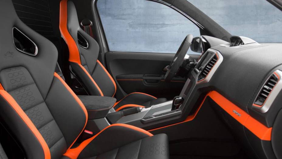 Por dentro, &eacute; poss&iacute;vel identificar os bancos revestidos em couro Alcantara de dois tons e acabamento na cor laranja | <a href="https://beta-develop.quatrorodas.abril.com.br/noticias/fabricantes/surgem-imagens-vw-amarok-power-concept-784231.shtml" rel="migration">Leia mais</a>
