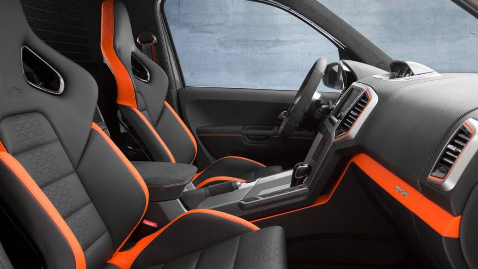 Por dentro, &eacute; poss&iacute;vel identificar os bancos revestidos em couro Alcantara de dois tons e acabamento na cor laranja | <a href="https://beta-develop.quatrorodas.abril.com.br/noticias/fabricantes/surgem-imagens-vw-amarok-power-concept-784231.shtml" rel="migration">Leia mais</a>