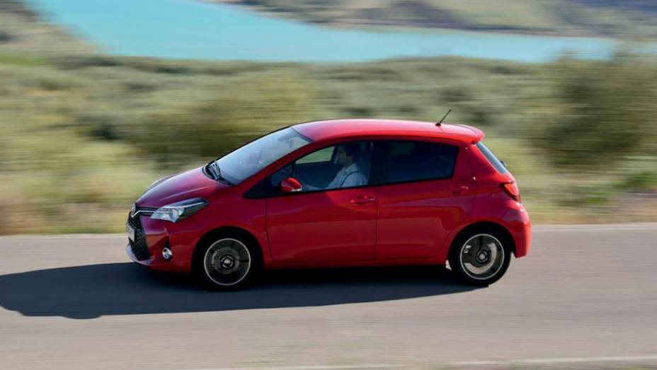 Sob o capô, haverá quatro opções de motorização para o compacto | <a href="https://beta-develop.quatrorodas.abril.com.br/noticias/fabricantes/toyota-revela-yaris-2014-784205.shtml" rel="migration">Leia mais</a>