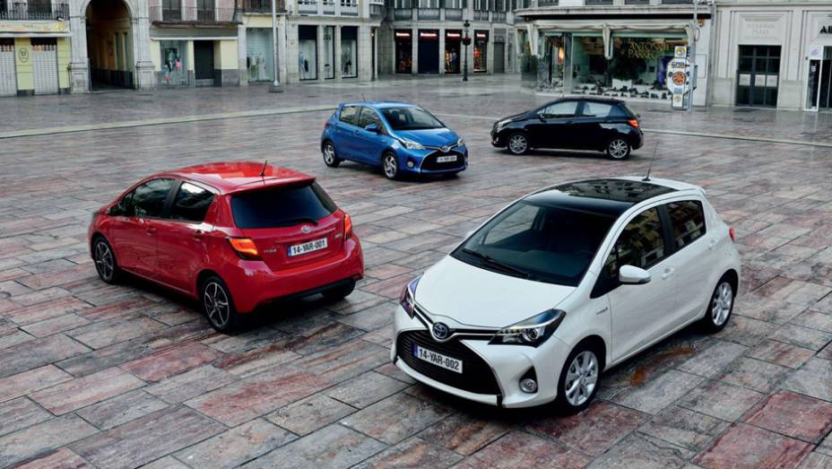 Em termos visuais, o Yaris ganhou nova (e menor) grade frontal, com entrada de ar em formato de trapézio que toma boa parte do para-choque dianteiro | <a href="https://beta-develop.quatrorodas.abril.com.br/noticias/fabricantes/toyota-revela-yaris-2014-784205.shtml" rel="migration">Lei</a>