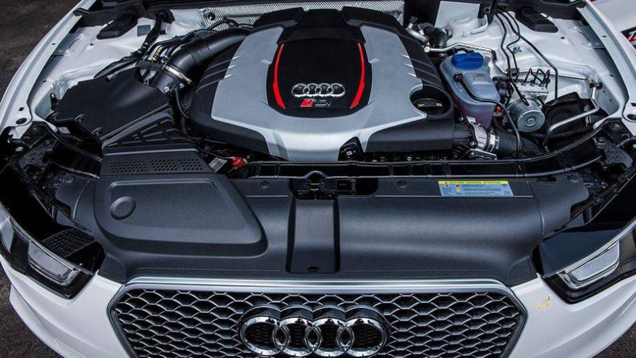 Trata-se de uma versão conceitual do RS5 Coupe que celebra os 25 anos do bloco turbodiesel da marca alemã | <a href="https://beta-develop.quatrorodas.abril.com.br/noticias/fabricantes/audi-revela-rs5-tdi-concept-784351.shtml" rel="migration">Leia mais</a>