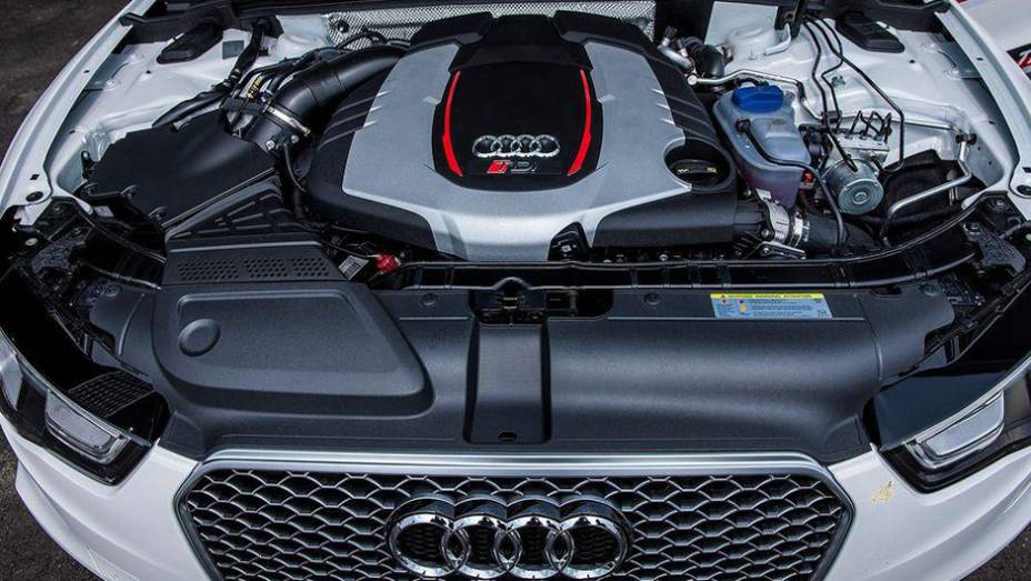 Trata-se de uma vers&atilde;o conceitual do RS5 Coupe que celebra os 25 anos do bloco turbodiesel da marca alem&atilde; | <a href="https://beta-develop.quatrorodas.abril.com.br/noticias/fabricantes/audi-revela-rs5-tdi-concept-784351.shtml" rel="migration">Leia mais</a>