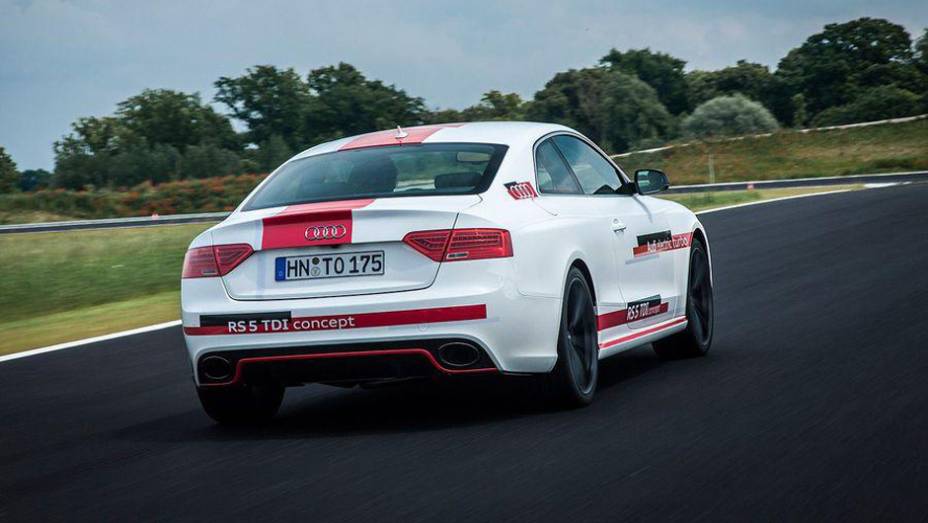 Como é de se esperar, sai o bloco 4.2 V8 a gasolina originalmente empregado no modelo e entra o 3.0 V6 biturbo a diesel | <a href="https://beta-develop.quatrorodas.abril.com.br/noticias/fabricantes/audi-revela-rs5-tdi-concept-784351.shtml" rel="migration">Leia mais</a> Como é de se esperar, sai o bloco 4.2 V8 a gasolina originalmente empregado no modelo e entra o 3.0 V6 biturbo a diesel | <a href="https://beta-develop.quatrorodas.abril.com.br/noticias/fabricantes/audi-revela-rs5-tdi-concept-784351.shtml" rel="migration">Leia mais</a>