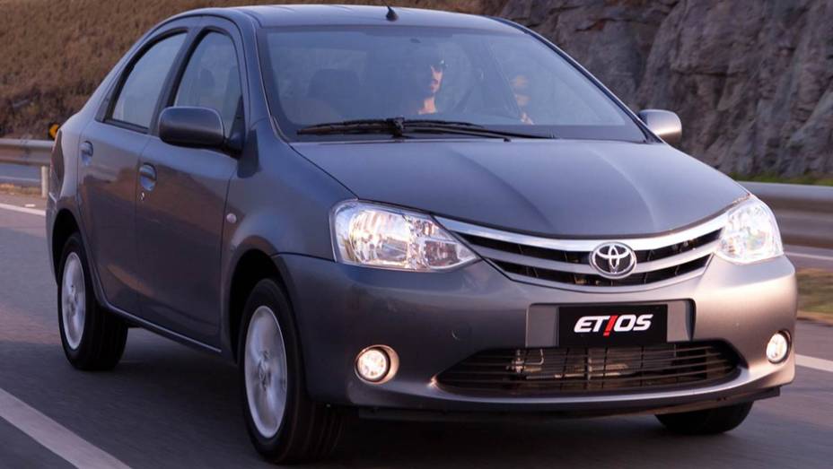 FLEX: 3) Toyota Etios Sedan 1.5 - 8,4/11,9 (E/G) km/l na cidade e 9,3/14,0 (E/G) km/l na estrada | <a href="https://beta-develop.quatrorodas.abril.com.br/noticias/mercado/inmetro-atualiza-lista-carros-mais-economicos-pais-784794.shtml" rel="migration">Leia mais</a>