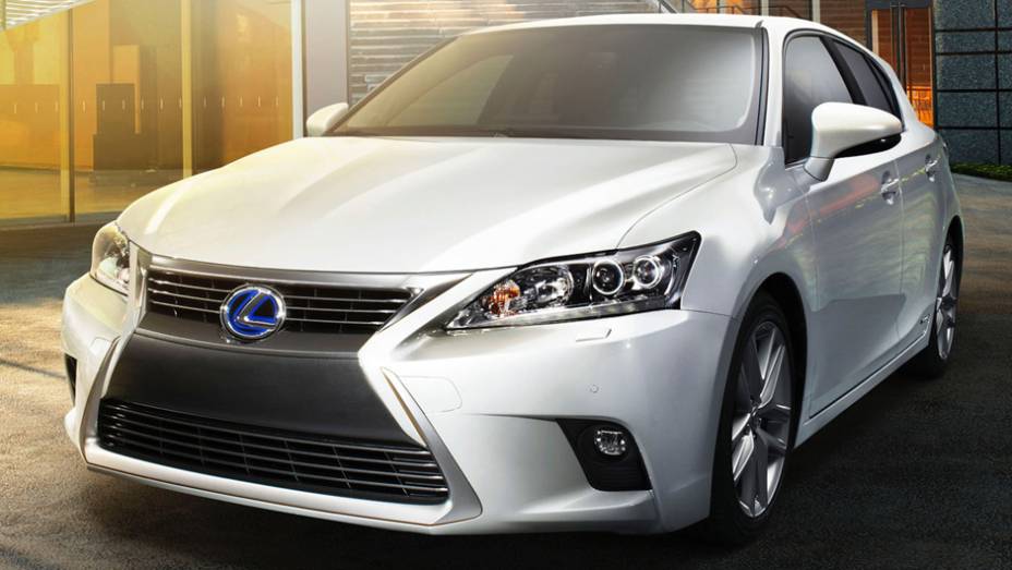 GASOLINA: 2) Lexus CT200h - 15,7 km/l na cidade e 14,3 km/l na estrada | <a href="https://beta-develop.quatrorodas.abril.com.br/noticias/mercado/inmetro-atualiza-lista-carros-mais-economicos-pais-784794.shtml" rel="migration">Leia mais</a>