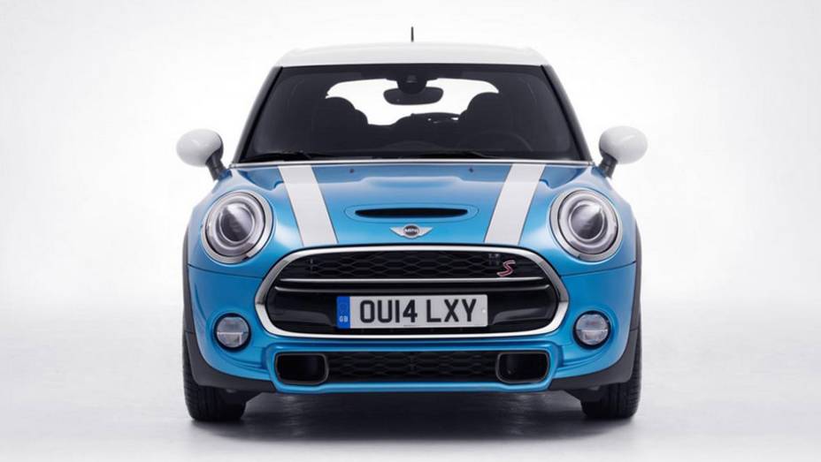 De frente, a apar&ecirc;ncia &eacute; id&ecirc;ntica ao modelo com tr&ecirc;s portas | <a href="https://beta-develop.quatrorodas.abril.com.br/noticias/fabricantes/mini-revela-seu-primeiro-hatch-cinco-portas-785094.shtml" rel="migration">Leia mais</a>