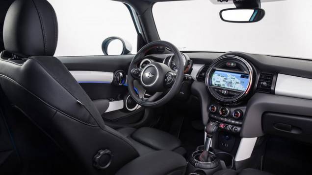 Por dentro o carro é mais espaçoso e mantém o nível de requinte e conforto | <a href="https://beta-develop.quatrorodas.abril.com.br/noticias/fabricantes/mini-revela-seu-primeiro-hatch-cinco-portas-785094.shtml" rel="migration">Leia mais</a> Por dentro o carro é mais espaçoso e mantém o nível de requinte e conforto | <a href="https://beta-develop.quatrorodas.abril.com.br/noticias/fabricantes/mini-revela-seu-primeiro-hatch-cinco-portas-785094.shtml" rel="migration">Leia mais</a>