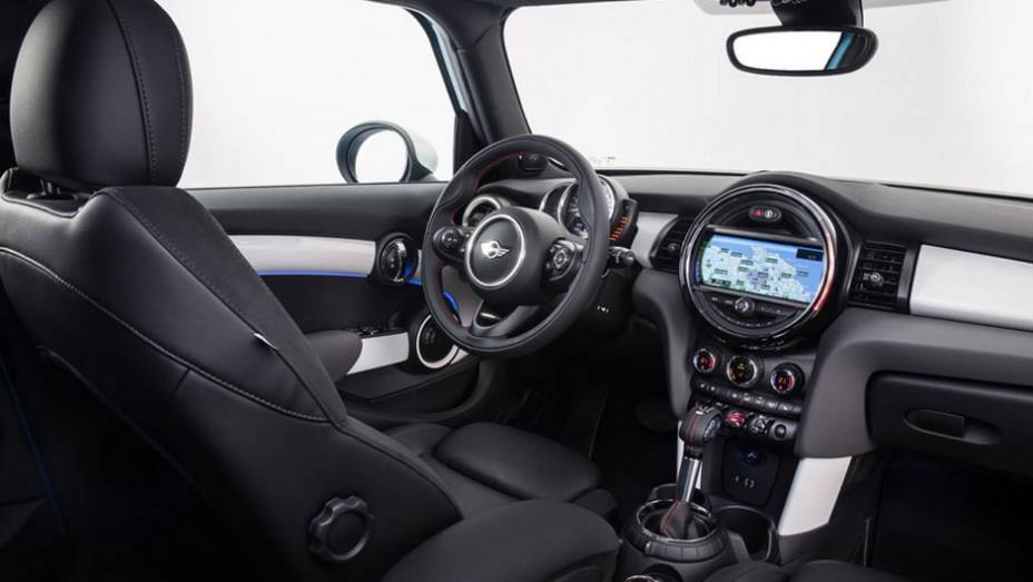 Por dentro o carro &eacute; mais espa&ccedil;oso e mant&eacute;m o n&iacute;vel de requinte e conforto | <a href="https://beta-develop.quatrorodas.abril.com.br/noticias/fabricantes/mini-revela-seu-primeiro-hatch-cinco-portas-785094.shtml" rel="migration">Leia mais</a>