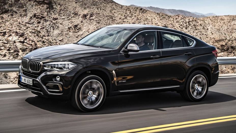 O crossover passou por uma leve reestilização, mantendo um perfil esportivo | <a href="https://beta-develop.quatrorodas.abril.com.br/noticias/fabricantes/bmw-oficializa-x6-2015-785241.shtml" rel="migration">Leia mais</a>