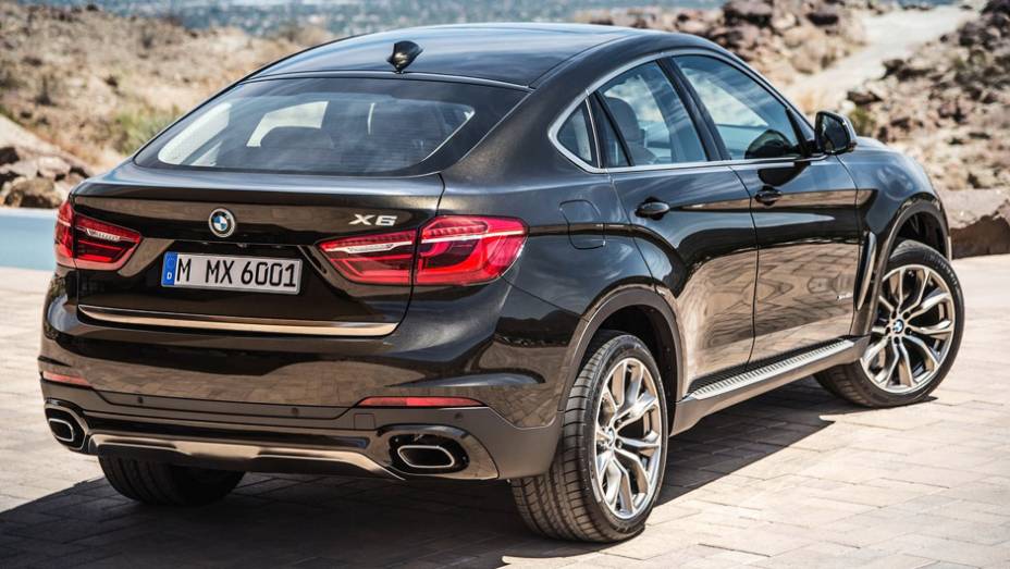 Há, no momento, três versões de motorização: xdrive 50i, xDrive 30d e M50d | <a href="https://beta-develop.quatrorodas.abril.com.br/noticias/fabricantes/bmw-oficializa-x6-2015-785241.shtml" rel="migration">Leia mais</a>