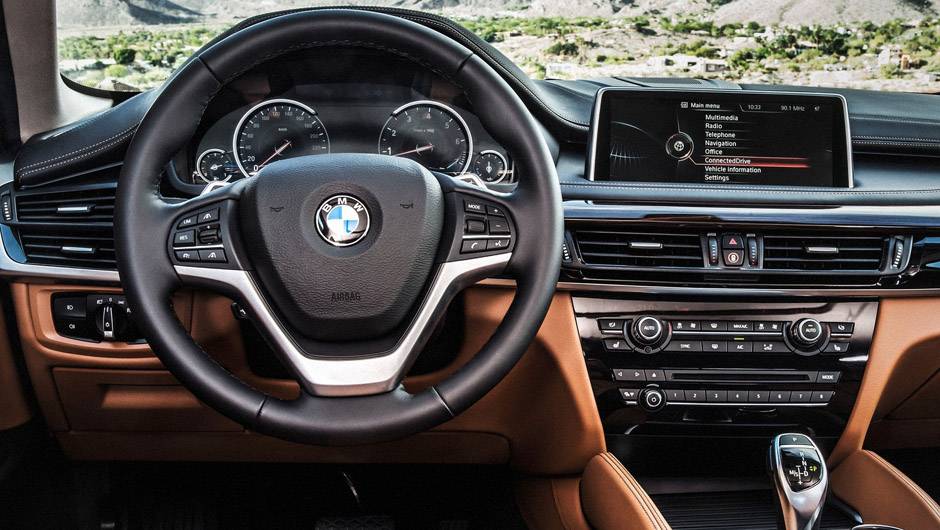 Internamente, o X6 mant&eacute;m o alto padr&atilde;o estabelecido pelo X5, com direito a sistema multim&iacute;dia iDrive com tela de 10,2 polegadas, volante esportivo... | <a href="https://beta-develop.quatrorodas.abril.com.br/noticias/fabricantes/bmw-oficializa-x6-2015-785241.shtml" rel="migration">Lei</a>