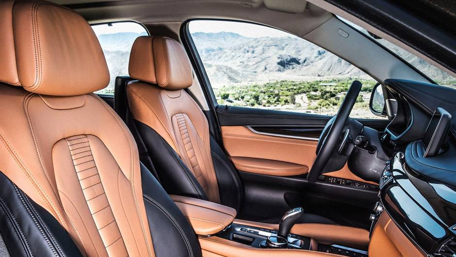 ...revestimento em couro Dakota, ar-condicionado autom&aacute;tico de duas zonas, entre outras caracter&iacute;sticas | <a href="https://beta-develop.quatrorodas.abril.com.br/noticias/fabricantes/bmw-oficializa-x6-2015-785241.shtml" rel="migration">Leia mais</a>