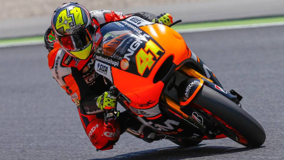 Aleix Esparagaró foi o mais rápido da sexta-feira nos treinos para o GP da Catalunha | <a href="https://beta-develop.quatrorodas.abril.com.br/moto/noticias/motogp-spargaro-surpreende-lidera-sexta-feira-786039.shtml" rel="migration">Leia mais</a>