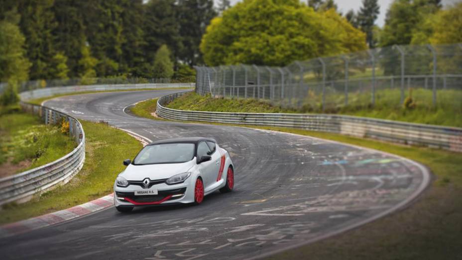A alt&iacute;ssima performance do modelo pode ser explicada com a redu&ccedil;&atilde;o do peso em 100 kg na compara&ccedil;&atilde;o com o Megane RS 275 Trophy | <a href="https://beta-develop.quatrorodas.abril.com.br/noticias/fabricantes/renault-revela-megane-rs-275-trophy-r-786089.shtml" rel="migration">Leia mais</a>