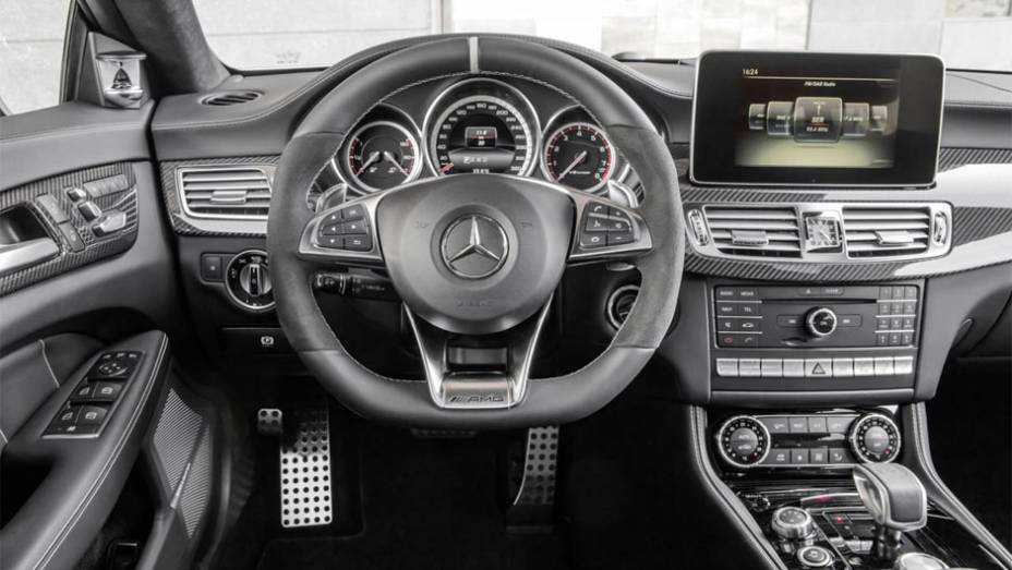 O interior ganhou novo volante e uma tela sensível ao toque de oito polegadas | <a href="https://beta-develop.quatrorodas.abril.com.br/noticias/fabricantes/mercedes-benz-apresenta-novo-cls-786489.shtml" rel="migration">Leia mais</a>