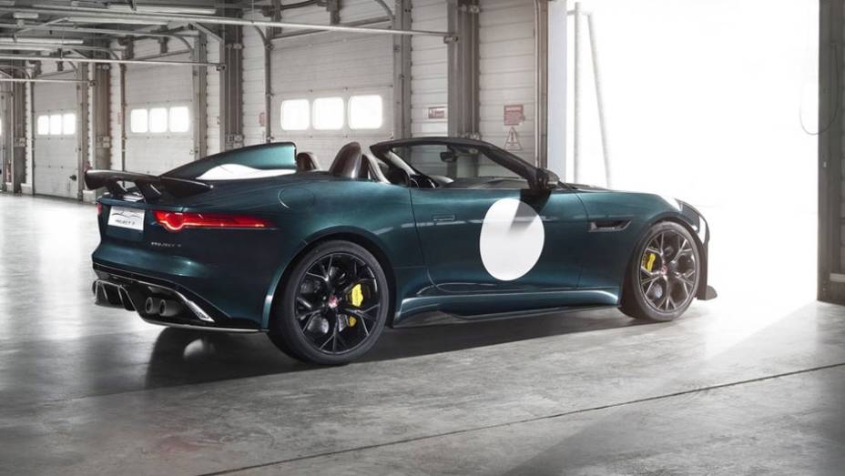 Jaguar não revelou a motorização, que deve ser um 5.0 V8 de 567 cavalos | <a href="https://beta-develop.quatrorodas.abril.com.br/noticias/fabricantes/oficial-jaguar-anuncia-f-type-project-7-787087.shtml" rel="migration">Leia mais</a>