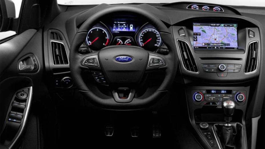 A cabine recebeu uma reforma modesta, o que inclui um novo console central | <a href="https://beta-develop.quatrorodas.abril.com.br/noticias/fabricantes/ford-revela-focus-st-2015-europa-787387.shtml" rel="migration">Leia mais</a>