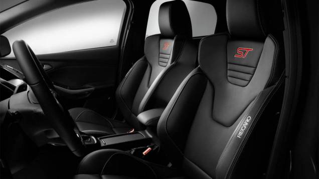 Detalhe dos assentos esportivos | <a href="https://beta-develop.quatrorodas.abril.com.br/noticias/fabricantes/ford-revela-focus-st-2015-europa-787387.shtml" rel="migration">Leia mais</a> Detalhe dos assentos esportivos | <a href="https://beta-develop.quatrorodas.abril.com.br/noticias/fabricantes/ford-revela-focus-st-2015-europa-787387.shtml" rel="migration">Leia mais</a>