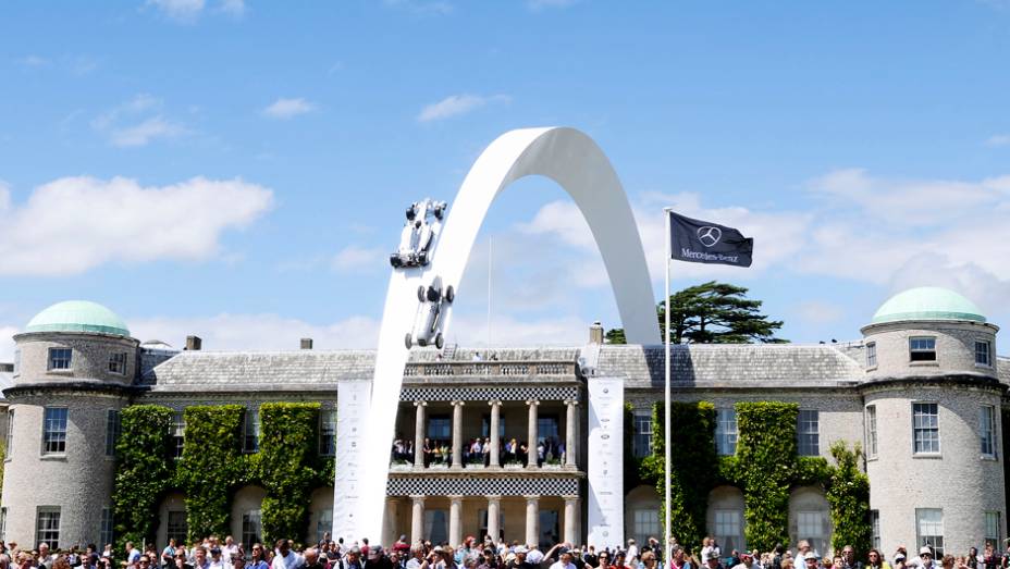 A edição de 2014 do Festival de Goodwood, tradicional evento que reúne alguns dos carros mais desejados de todos os tempos, já começou. Confira alguns dos participantes! | <a href="https://beta-develop.quatrorodas.abril.com.br/galerias/especiais/festival-goodwood-2014-" rel="migration"></a>