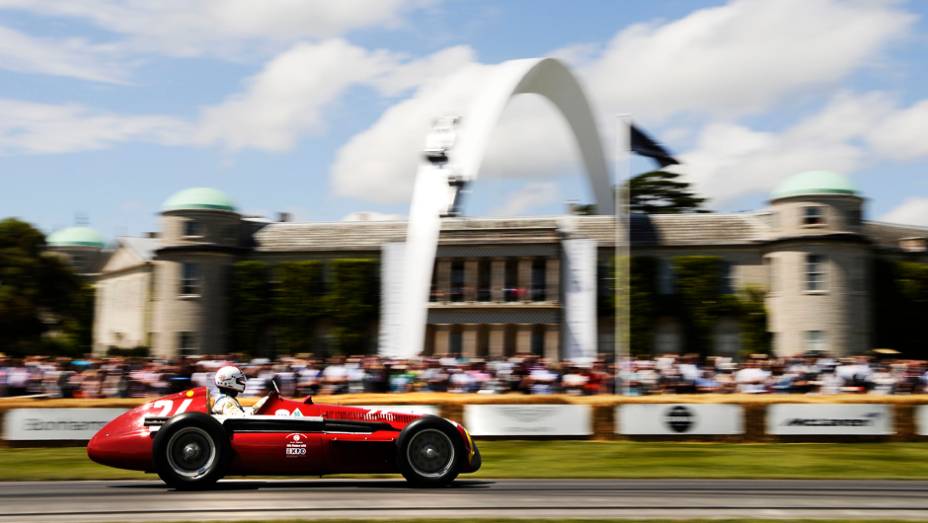 De modelos mais antigos, como este Alfa Romeo 308C... | <a href="https://beta-develop.quatrorodas.abril.com.br/galerias/especiais/festival-goodwood-2014-parte-2-787544.shtml" rel="migration">Parte 2</a>