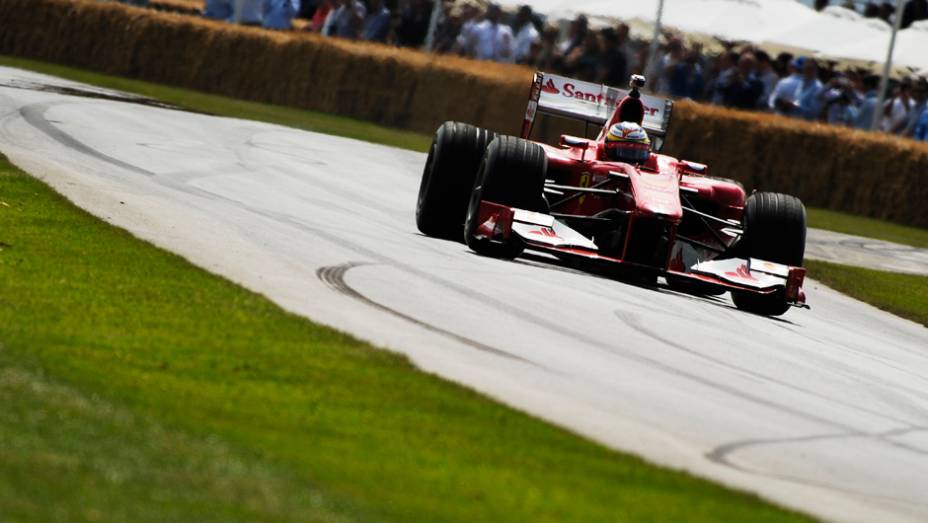 ...a carros tão contemporâneos como esta Ferrari F60, guiada por Pedro de La Rosa! | <a href="https://beta-develop.quatrorodas.abril.com.br/galerias/especiais/festival-goodwood-2014-parte-2-787544.shtml" rel="migration">Parte 2</a>