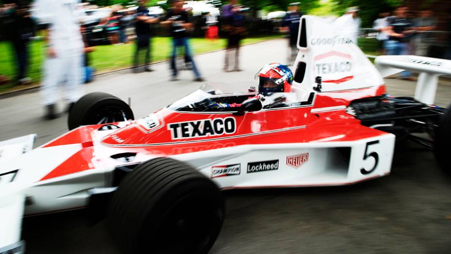 Emmo guiou a McLaren-Cosworth M23 em Goodwood | <a href="https://beta-develop.quatrorodas.abril.com.br/galerias/especiais/festival-goodwood-2014-parte-2-787544.shtml" rel="migration">Parte 2</a>