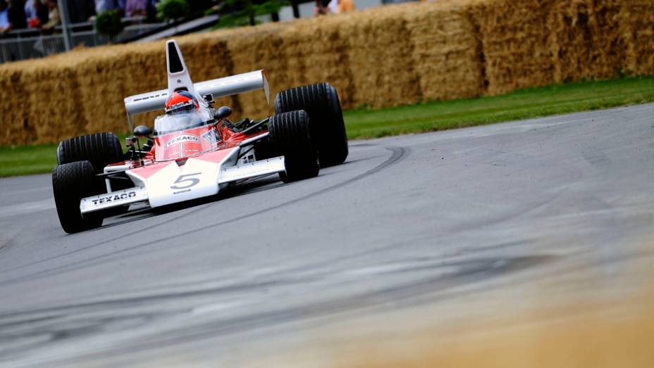 Com esse carro, ele se sagrou campeão mundial da F-1 em 1974 | <a href="https://beta-develop.quatrorodas.abril.com.br/galerias/especiais/festival-goodwood-2014-parte-2-787544.shtml" rel="migration">Parte 2</a>