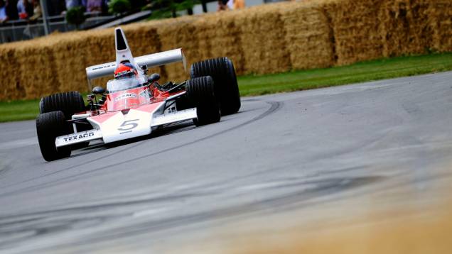Com esse carro, ele se sagrou campeão mundial da F-1 em 1974 | <a href="https://beta-develop.quatrorodas.abril.com.br/galerias/especiais/festival-goodwood-2014-parte-2-787544.shtml" rel="migration">Parte 2</a> Com esse carro, ele se sagrou campeão mundial da F-1 em 1974 | <a href="https://beta-develop.quatrorodas.abril.com.br/galerias/especiais/festival-goodwood-2014-parte-2-787544.shtml" rel="migration">Parte 2</a>