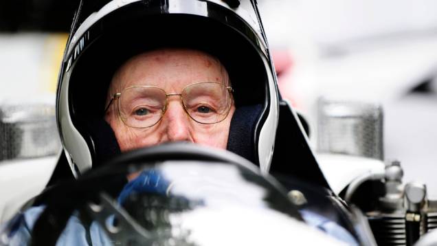 Aos 80 anos, ele guiou a Ferrari 158 de 1964 | <a href="https://beta-develop.quatrorodas.abril.com.br/galerias/especiais/festival-goodwood-2014-parte-2-787544.shtml" rel="migration">Parte 2</a> Aos 80 anos, ele guiou a Ferrari 158 de 1964 | <a href="https://beta-develop.quatrorodas.abril.com.br/galerias/especiais/festival-goodwood-2014-parte-2-787544.shtml" rel="migration">Parte 2</a>
