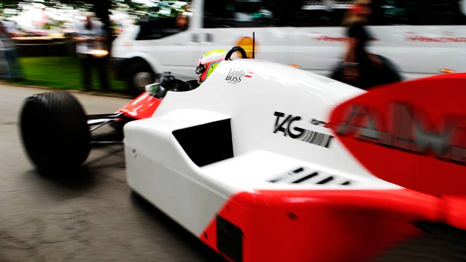 Dando sequência aos desfile, que tal Oliver Turvey ao volante do McLaren TAG-Porsche MP4/2? | <a href="https://beta-develop.quatrorodas.abril.com.br/galerias/especiais/festival-goodwood-2014-parte-2-787544.shtml" rel="migration">Parte 2</a>