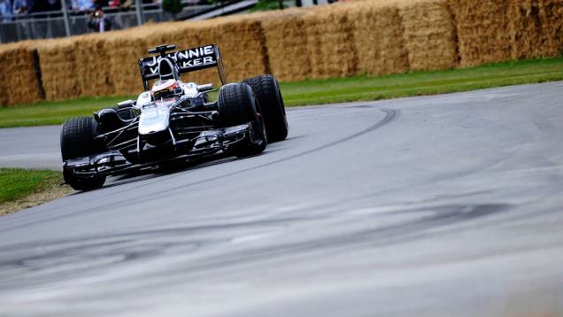 O MP4-26 da equipe britânica de F-1 foi guiado pelo belga Stoffel Vandoorne | <a href="https://beta-develop.quatrorodas.abril.com.br/galerias/especiais/festival-goodwood-2014-parte-2-787544.shtml" rel="migration">Parte 2</a> O MP4-26 da equipe britânica de F-1 foi guiado pelo belga Stoffel Vandoorne | <a href="https://beta-develop.quatrorodas.abril.com.br/galerias/especiais/festival-goodwood-2014-parte-2-787544.shtml" rel="migration">Parte 2</a>