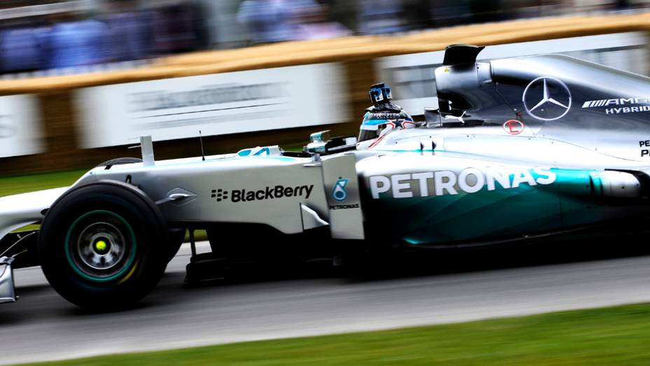 Anthony Davidson conduziu o Mercedes MGP W02 | <a href="https://beta-develop.quatrorodas.abril.com.br/galerias/especiais/festival-goodwood-2014-parte-2-787544.shtml" rel="migration">Parte 2</a>