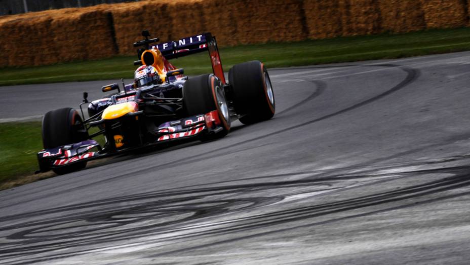 O suíço Sebastien Buemi foi outro a marcar presença, ao volante do RB7, da Red Bull | <a href="https://beta-develop.quatrorodas.abril.com.br/galerias/especiais/festival-goodwood-2014-parte-2-787544.shtml" rel="migration">Parte 2</a>