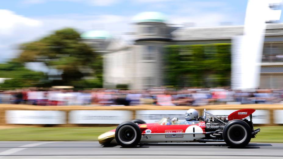 Voltando aos antigos... bem conservada, a Lotus-Cosworth 49B guiada por Greg Thornton | <a href="https://beta-develop.quatrorodas.abril.com.br/galerias/especiais/festival-goodwood-2014-parte-2-787544.shtml" rel="migration">Parte 2</a>