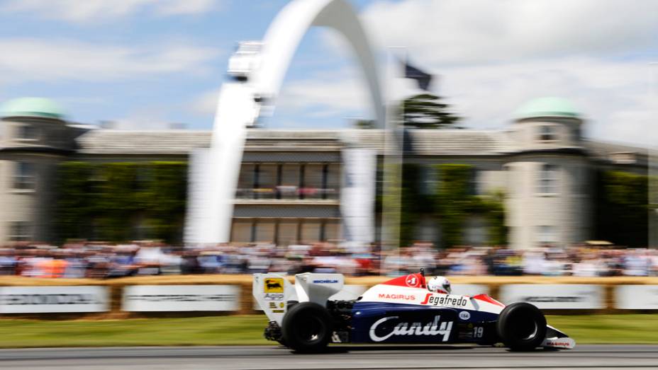 Já Alistar Davidson teve a incumbência de guiar um carro marcante para os brasileiros: a Toleman-Hart que Ayrton Senna conduziu em 1984 | <a href="https://beta-develop.quatrorodas.abril.com.br/galerias/especiais/festival-goodwood-2014-parte-2-787544.shtml" rel="migration">Parte 2</a>