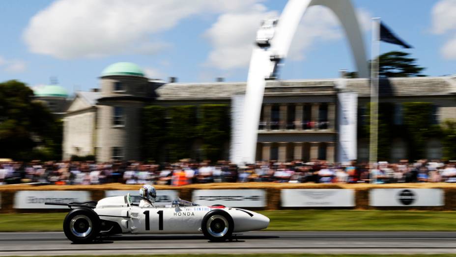 Honda RA272 marcou presença, sob o comando de Gabriele Tarquini | <a href="https://beta-develop.quatrorodas.abril.com.br/galerias/especiais/festival-goodwood-2014-parte-2-787544.shtml" rel="migration">Parte 2</a>