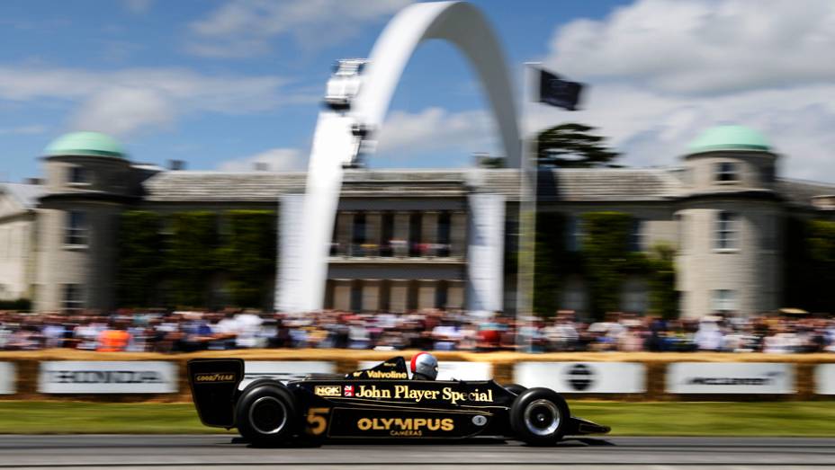 Utilizado em 1978 na F-1, o Lotus-Cosworth 79 participou do desfile | <a href="https://beta-develop.quatrorodas.abril.com.br/galerias/especiais/festival-goodwood-2014-parte-2-787544.shtml" rel="migration">Parte 2</a>