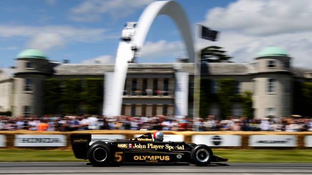 Utilizado em 1978 na F-1, o Lotus-Cosworth 79 participou do desfile | <a href="https://beta-develop.quatrorodas.abril.com.br/galerias/especiais/festival-goodwood-2014-parte-2-787544.shtml" rel="migration">Parte 2</a> Utilizado em 1978 na F-1, o Lotus-Cosworth 79 participou do desfile | <a href="https://beta-develop.quatrorodas.abril.com.br/galerias/especiais/festival-goodwood-2014-parte-2-787544.shtml" rel="migration">Parte 2</a>