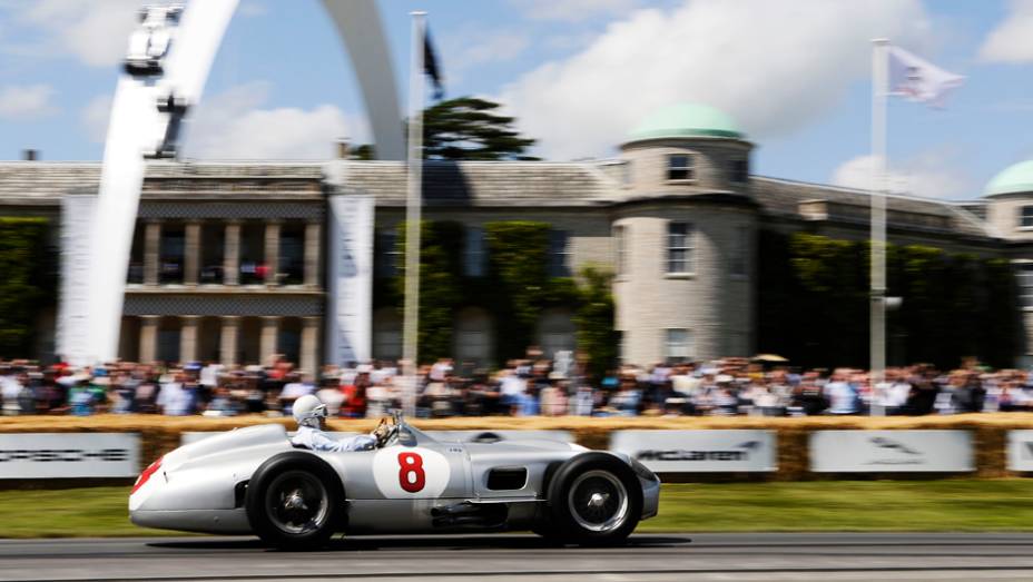 Outra lenda do automobilismo, Sir Stirling Moss passeou com seu Mercedes W196 | <a href="https://beta-develop.quatrorodas.abril.com.br/galerias/especiais/festival-goodwood-2014-parte-2-787544.shtml" rel="migration">Parte 2</a>